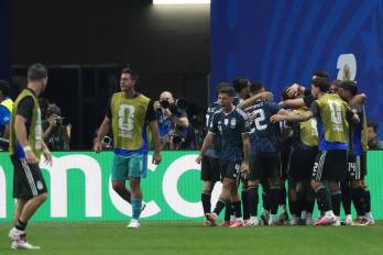 Jugadores de Argentina celebran un gol ante Inglaterra.