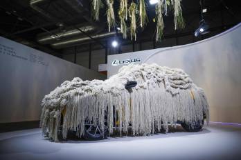 ‘Trenzar lo invisible’, obra de la artista Mariadela Araujo, ganadora de la VIII edición del concurso 'Diseño Lexus Art Car', en el stand de Lexus durante la primera jornada, este miércoles, de la Feria Internacional de Arte contemporáneo ARCO 2026.