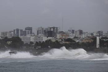 Fotografía que muestra el intenso oleaje ante el avance del huracán Beryl, este martes, en Santo Domingo (República Dominicana).
