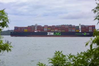 Un buque de carga transita por el Canal de Panamá.