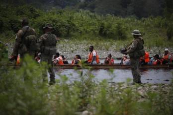 Agentes del Senafront custodian la llegada de migrantes luego de caminar por varios días la selva de Darién rumbo a Estados Unidos.