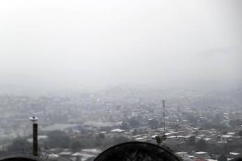 Fotografía del 8 de mayo de 2024 que muestra la capa de humo y contaminación que cubre la ciudad de Tegucigalpa (Honduras).