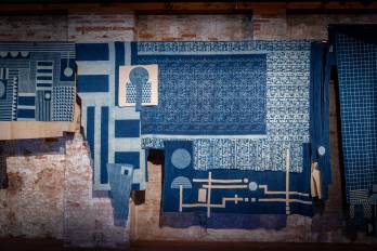El ‘collage’ textil es uno de los medios de expresión del dúo artístico ‘Mensajeros del Sol’.