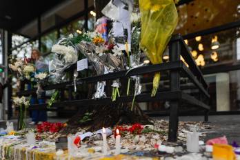 Fotografía que muestras flores y mensajes frente al hotel donde falleció el exintegrante de la banda One Direction, Liam Payne, este jueves, en la ciudad de Buenos Aires (Argentina).