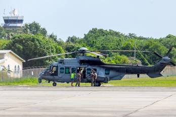 Fotografía del 6 de diciembre de 2025 que muestra integrantes de Fuerzas Armadas estadounidenses en un helicóptero militar en el aeropuerto de Crown Point en Tobago (Trinidad y Tobago).