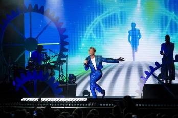 Un artista reconocido internacionalmente como Mika regresa este sábado al escenario de Cap Roig después de publicar en enero nuevo álbum, 'Hyperlove', escrito como un retorno a sus orígenes y en el que convive el pop electrónico con un producción analógica.