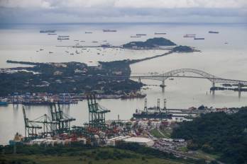 Vista aérea donde se aprecian buques que esperan en el pacífico para transitar en el Canal de Panamá, en ciudad de Panamá.