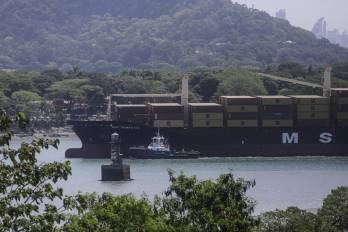 Un buque carguero transita por el Canal de Panamá este martes, en Ciudad de Panamá.