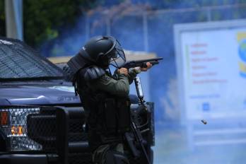 Policía dispara perdigones frente a la Universidad de Panamá.
