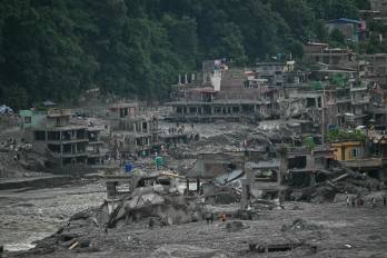 Una vista general muestra casas dañadas y cubiertas de lodo tras las inundaciones repentinas en Trishuli, en el distrito de Nuwakot, Nepal.
