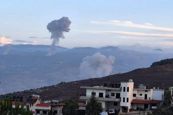 Columnas de humo se elevan desde el lugar de los ataques aéreos israelíes que tuvieron como objetivo aldeas libanesas, vistas desde Marjaayoun, en el sur del Líbano, a primeras horas del 23 de septiembre de 2024.