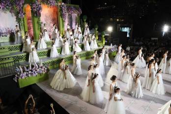 Las 55 debutantes, junto con sus ‘hermanitas’ en el escenario principal del Festival de Debutantes, celebrado el pasado sábado en la Terraza Mar del Sur del Club Unión.
