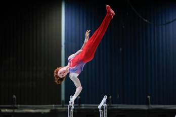 Joshua Andrew Karnes, uno de los integrantes del equipo de Estados Unidos, durante el Campeonato Panamericano de Gimnasia Artística de Adultos que se celebra en Amador, Panamá.