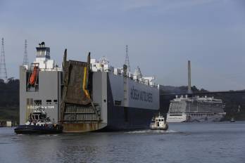 Fotografía de un buque de carga de transporte de automóviles junto a un crucero transitan, el 7 de diciembre del 2023, por la ruta del canal de Panamá (Panamá).