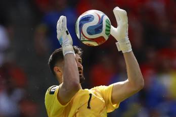 Nikola Vasilj de Bosnia y Herzegovina controla el balón este viernes, en un partido del grupo B del Mundial de la FIFA 2026 entre Canadá y Bosnia y Herzegovina en el estadio BMO Field en Toronto (Canadá). EFE/ Bienvenido Velasco