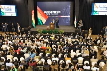 El presidente de Bolivia, Rodrigo Paz, habla en la inauguración del encuentro nacional con líderes políticos.