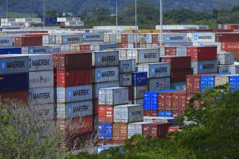 Crecimiento portuario: El movimiento de carga creció 3.6% en 2025 (9.9 millones de TEU), base del cálculo de recaudación. La propuesta estima un cobro de $1.50 por contenedor de 20 pies (TEU) procesado en Panamá.