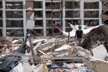 Un voluntario trabaja en la remoción de escombros del doble terremoto de magnitud 7,2 y 7,5 ocurrido el pasado 24 de junio en La Guaira, Venezuela.