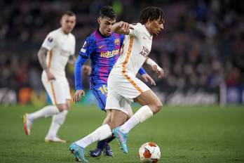 Pedri del Barcelona contra el Galatasaray en la UEFA Europa League.