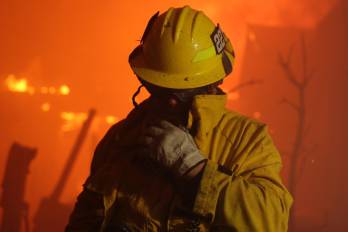 n bombero reacciona ante el humo durante el incendio forestal de Palisades en Pacific Palisades, Los Ángeles, California, EE.UU., el 07 de enero de 2025.