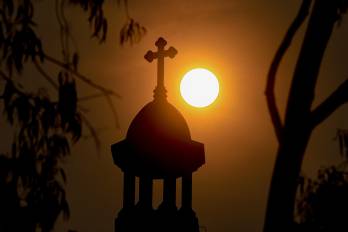 Un amanecer visto desde la Basílica de Suyapa este Domingo, en Tegucigalpa (Honduras). EFE/Gustavo Amador