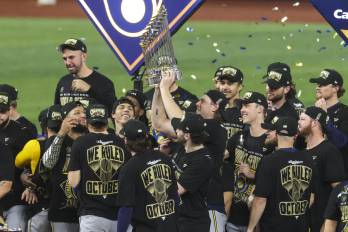 El equipo de los Cerveceros de Milwaukee celebrando el título de la Serie Mundial.