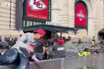 Fotograma tomado de una serie de imágenes virales sobre el tiroteo con heridos en el desfile de los Kansas City Chiefs.
