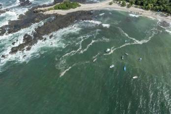 Embarcaciones en el Pacífico en la provincia de Puntarenas, Costa Rica, que forma parte del Pacífico Este Tropical, una vasta zona marina considerado como un corredor biológico de vital importancia para especies como ballenas, tortugas, tiburones y atunes.