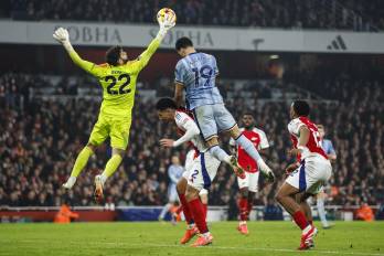 El portero del Arsenal David Raya (izq.) durante el partido entre el Arsenal y Tottenham.