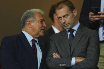 Los presidentes del FC Barcelona, Joan Laporta (izq.) y de la UEFA, el esloveno Aleksander Ceferin.