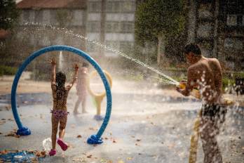 Imagen de archivo de niños jugando en una fuente.