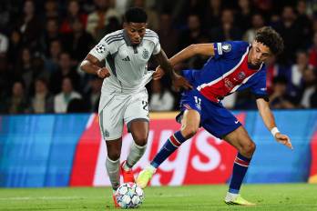 El defensor panameño César Blackman (izq.) en su partido ante el PSG.
