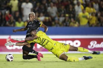 Anthony Stewart (i) de Independiente marca un gol este 9 de agosto de 2023, durante un partido de la final de la Liga Panameña de Fútbol (LPF) entre Club Atlético Independiente (CAI) y Tauro.