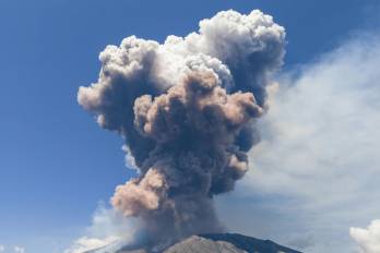 El humo se eleva desde el cráter del volcán Etna mientras entra en erupción, en el Monte Etna, cerca de Catania, el 2 de junio de 2025. Una enorme columna de ceniza, gas y roca fue arrojada el 2 de junio de 2025 desde el Monte Etna de Italia, el volcán activo más grande de Europa, después de que una parte de su cráter sureste probablemente colapsara, dijeron las autoridades.