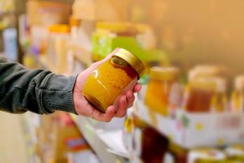 Se estima que el comercio ilícito y el fraude alimentario penetran en la mayoría de los sectores agroalimentarios, como los del aceite de oliva, la miel, entre otros.