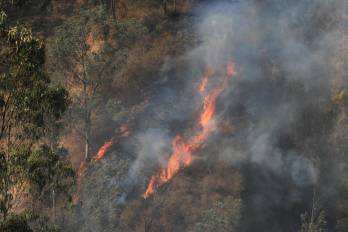 Fotografía de un incendio forestal este miércoles en Quito (Ecuador).