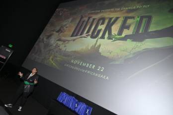 Charletta Wilson Jacks habla en el escenario durante la proyección de WICKED para miembros de Alpha Kappa Alpha Sorority Inc. organizada por Universal Pictures y Xfinity en Atlanta, en Regal Atlantic Station, el 19 de noviembre de 2024, en Atlanta, Georgia.