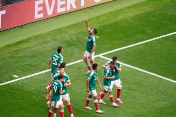 Raúl Jiménez de México celebrando su gol ante Sudáfrica.