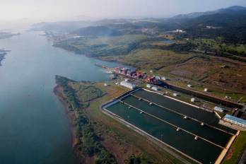 Por el canal de Panamá cruza el 6% del comercio mundial, y representa casi el 60% de la carga de contenedores.
