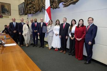 El ministro de Economía y Finanzas, Felipe Chapman, recibe el proyecto de ley 661 de manos de la presidenta de la Asamblea Nacional, Shirley Castañedas.