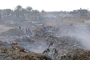 Una columna de humo se eleva sobre Gaza mientras continúan los bombardeos israelíes en medio de las negociaciones de paz mediadas por Egipto.