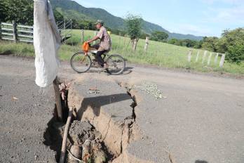 En la vía de Bucara, Tonosí, las carreteras se vieron afectadas con enormes grietas