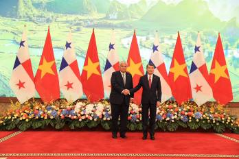 El presidente panameño José Raul Mulino (izq.) y el primer ministro de Vietnam, Le Minh Hung.