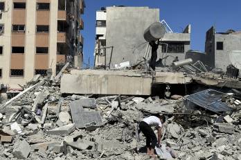Bombardeo israelí mata a nueve hijos de una pareja de médicos en Gaza
