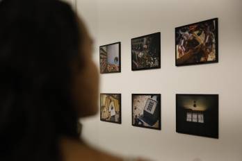 Una persona asiste a la exposición 'Un extraño don de regresar. Diálogos fotográficos entre España y Panamá' este jueves, en el Centro Cultural de España (CCE).