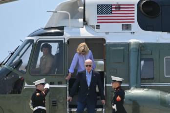 El presidente Biden, y la primera dama, Jill, se dirigen a abordar el Air Force One antes en aeropuerto de Los Ángeles.
