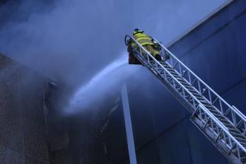 En la extinción del incendio participa personal de tres estaciones