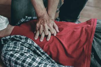 La muerte cardíaca súbita es la alteración e interrupción inesperada de la actividad cardíaca.
