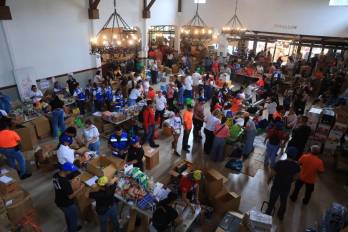 Manos panameñas se unen en los centros de acopio para clasificar la ayuda humanitaria destinada a Venezuela.