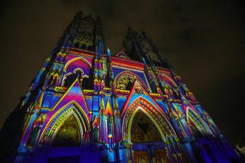 Fotografía del 7 de agosto de 2025 de la Basílica del Voto Nacional durante una proyección audiovisual artística del Festival 'Quito, Luz de América', en Quito.